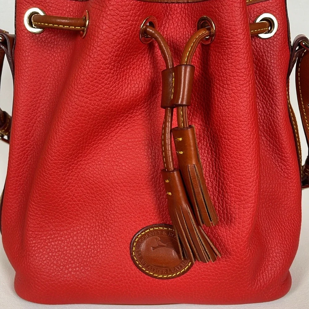 NWOT DOONEY & BOURKE EUROPEAN PEBBLE GRAIN RED LEATHER BUCKET BAG & WALLET - Picture 3 of 17